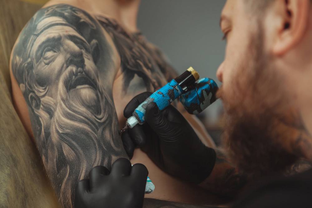 Tatouage noir et gris à Échiré